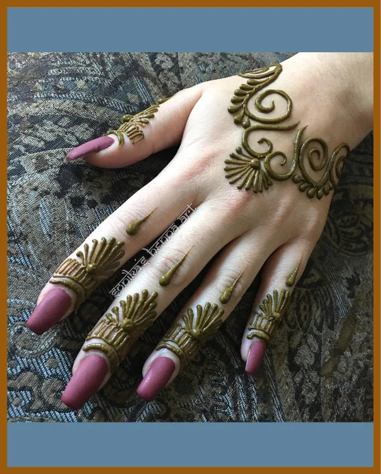 Horizontal Wrist Netting In Simple Back Hand Mehndi Style